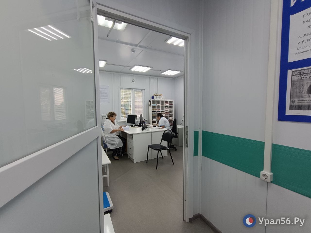    Заведующая: В ФАПе Ащебутака не открывали шоурум с одеждой. Женщина просто пережидала ливень