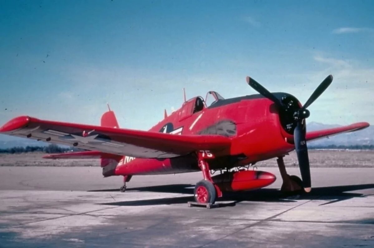    «Хэллкет», окрашенный в красный и жёлтый цвета, что позволяло отличить его от другого самолёта, в котором летел оператор.