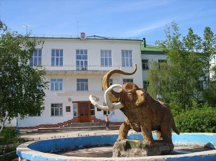    Якутск. Памятник мамонту у Института мерзлотоведения Фото: LxAndrew  по лицензии CC BY-SA 3.0