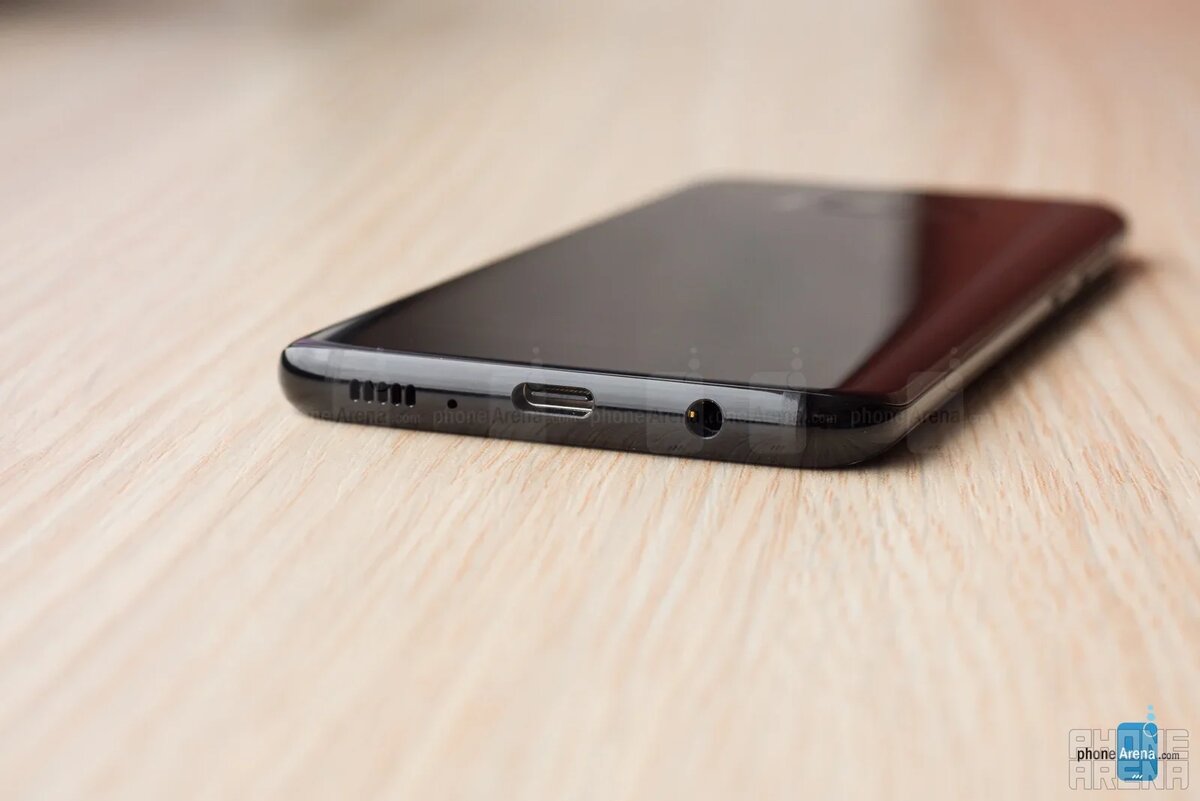 Galaxy S8 был исключением, а изогнутый экран казался интересным, но в последующие годы растерял очарование.