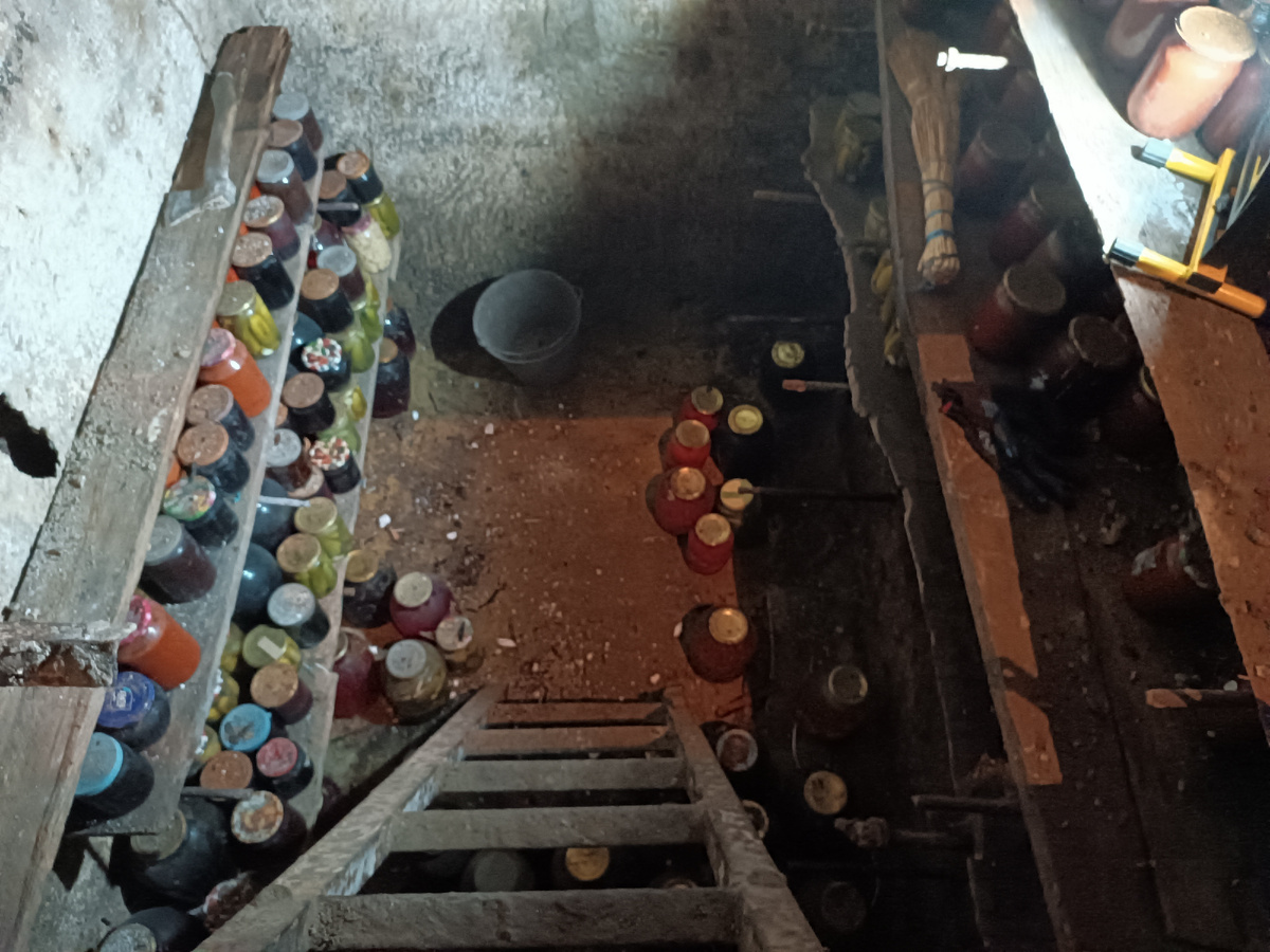 Эти все баночки - остатки прошлых лет