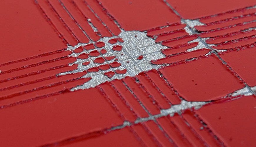 Р12 под раздачу!!!Короче интернет зло😁Посмотрел я тут некие тесты известных в наших кругах людей.И решил изобразить (проверить), что то подобное.Только суть, иначе мног слов будет.Единственное различие этих тестов то, что на том видео они проводились на тест пластинах, а я его делал на заранее загрунтованной и подготовленной к покраске детали (ненужной)!!!Суть теста была в том, чтобы понять причину отслоения лака! А как оказалось два в одном😁Короче я создал условия неправильного нанесения материала, т.е. я нанёс базу мокрым, жирным слоем и не дожидаясь её высыхания нанёс лак на сырую (прям сырую) базу 💦Одну половину детали покрыл базой разбавленной р12, а вторую системным хорошим разбавителем!!!👍Далее я всё отсушил (60°с- 45 мин), дал остыть...И что вы думаете... Проведя тест на адгезию, путем надрезов несколькими лезвиями и приклеивания скотча на поверхность нарезанного ЛКП...при отклеивании скотча адгезии нет именно на той половине детали покрытой базой разбавленной р12. Тест с системной разбавой прилип намертво!!! Причем, Вы удивитесь, адгезии нет между грунтом и базой, а не между лаком и базой (там реально всё норм).Думайте...Это не призыв к тому, чтобы не сушить базу как следует... Это тест...