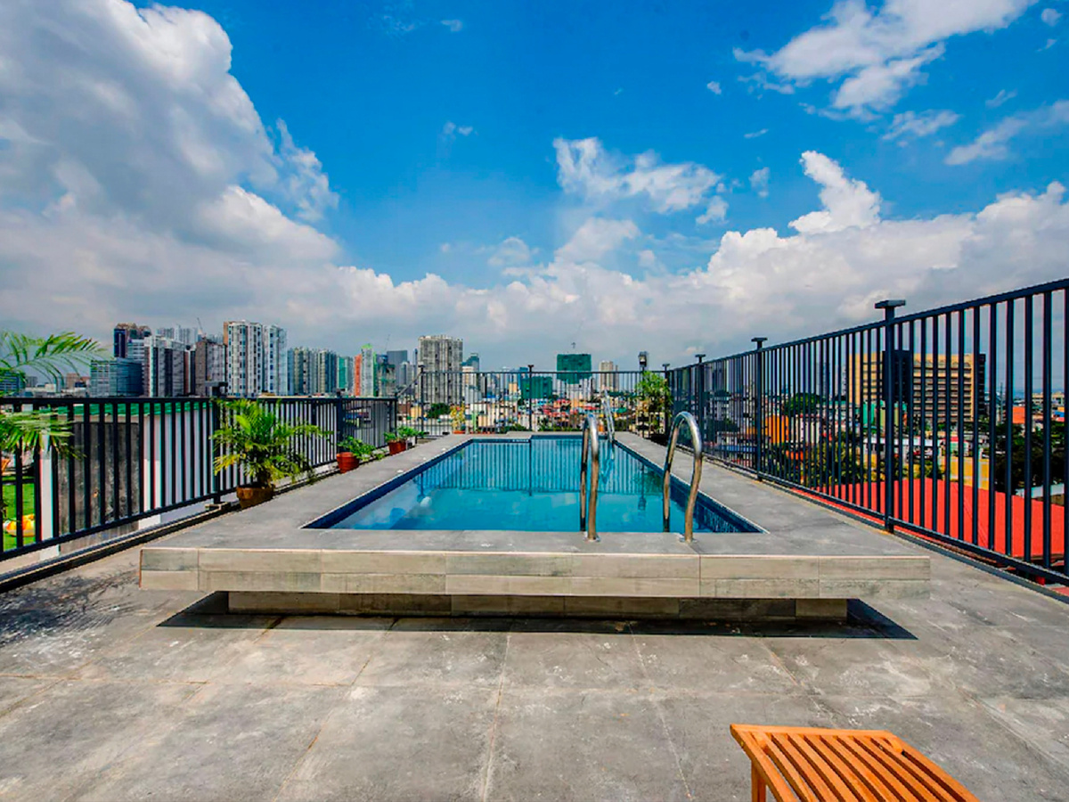 Фото бассейна на крыше в нашей гостинице.