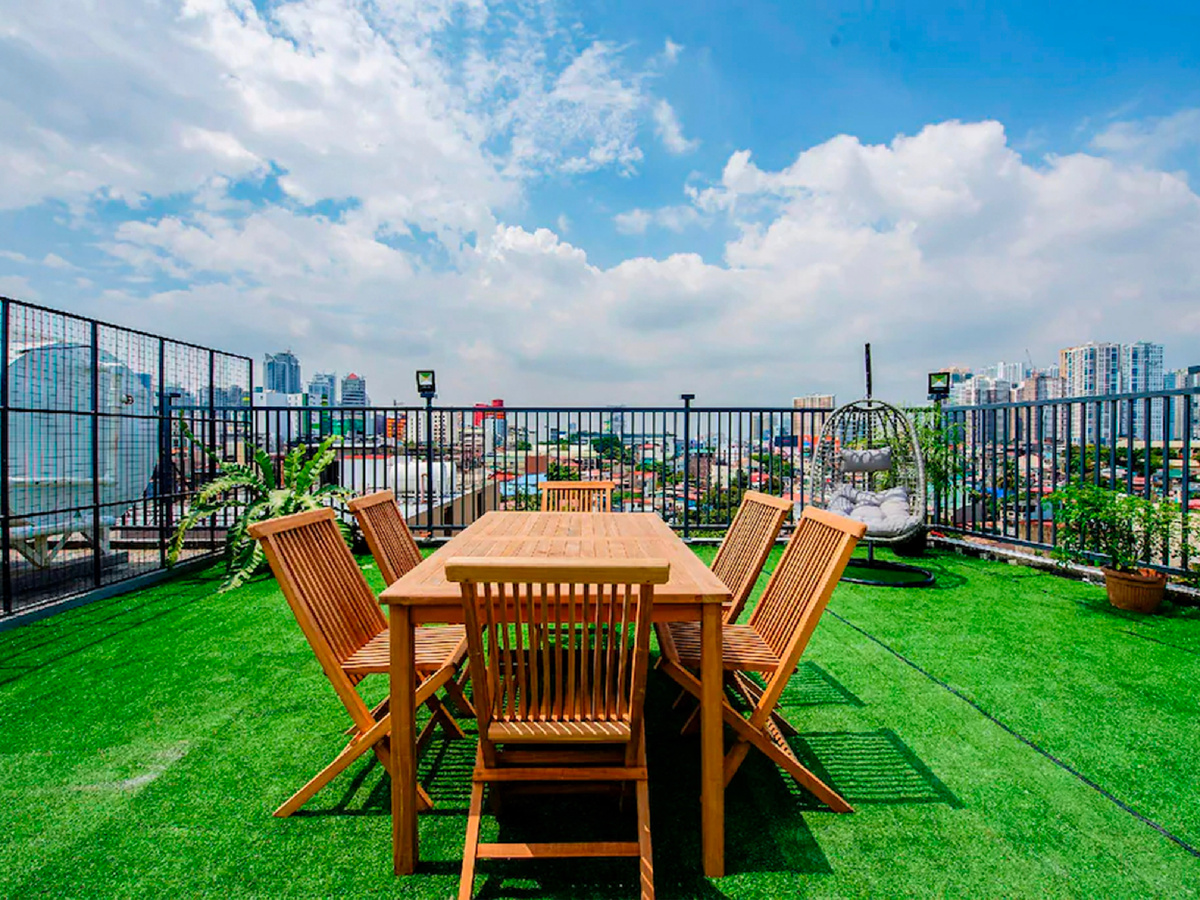 Фото столиков на крыше в нашей гостинице.