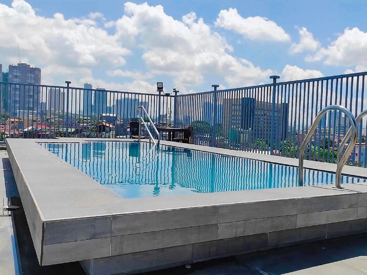 Фото бассейна на крыше в нашей гостинице.