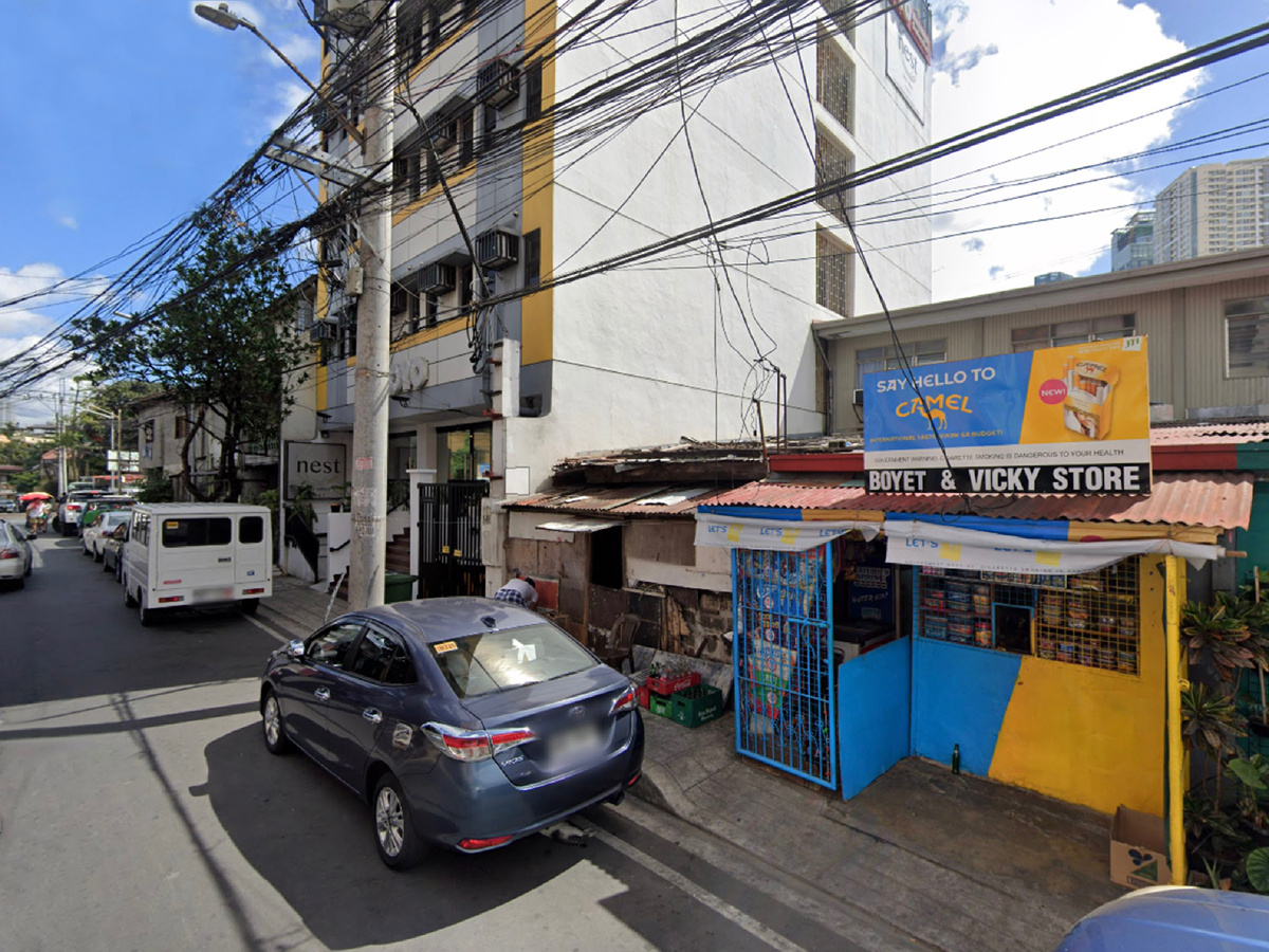 Фото нашего отеля и маленького магазинчика. 