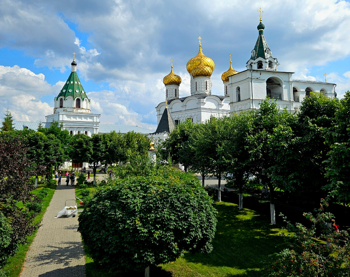 Вид на территорию монастыря с крыльца Палат бояр Романовых.