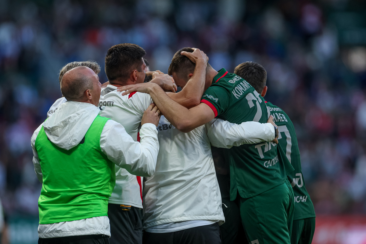 Николай Комличенко (справа) в матче со "Спартаком". Фото ФК Локомотив 