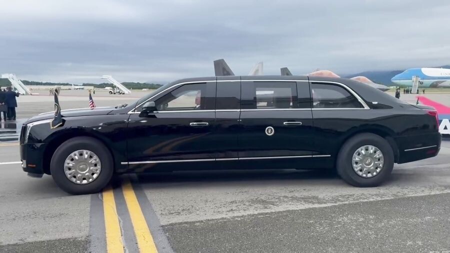    Кортеж президента США Дональда Трампа на аэродроме базы Элмендорф-Ричардсон на Аляске / Источник: © РИА Новости