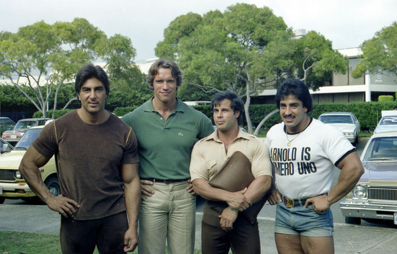 Деннис, Арнольд, Франко. Узнаёте, кто здесь ещё?