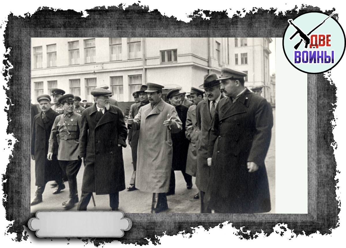 Сталин молотов, Микоян, Ежов... На фото можно заметить и охрану. Фото в свободном доступе.