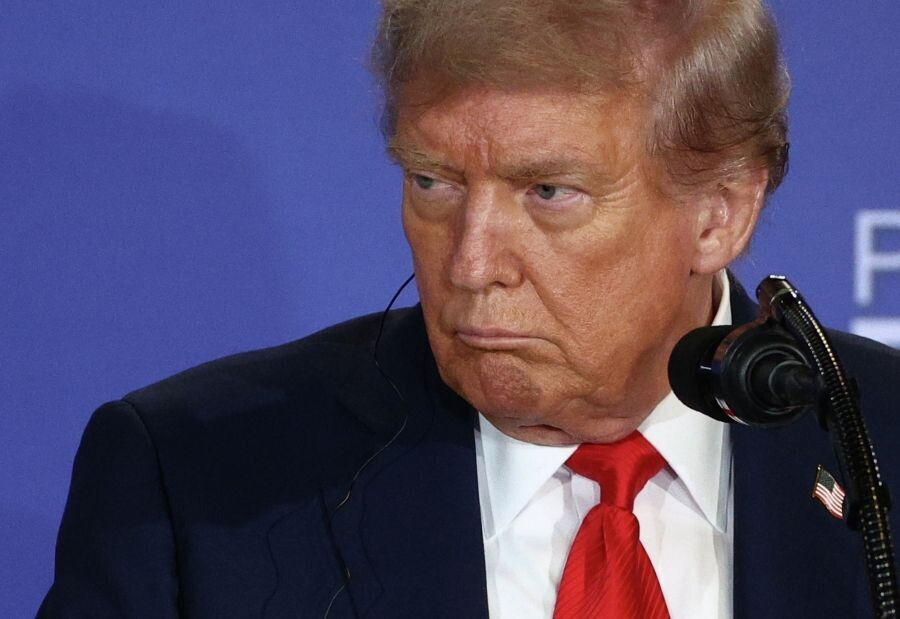    Президент США Дональд Трамп во время совместной с президентом РФ Владимиром Путиным пресс-конференции по итогам переговоров на Аляске / Источник: © Сергей Булкин/POOL/РИА Новости