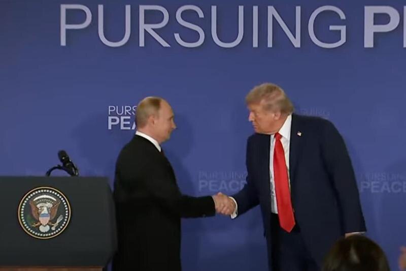    После пресс-конференции президенты пожали руки