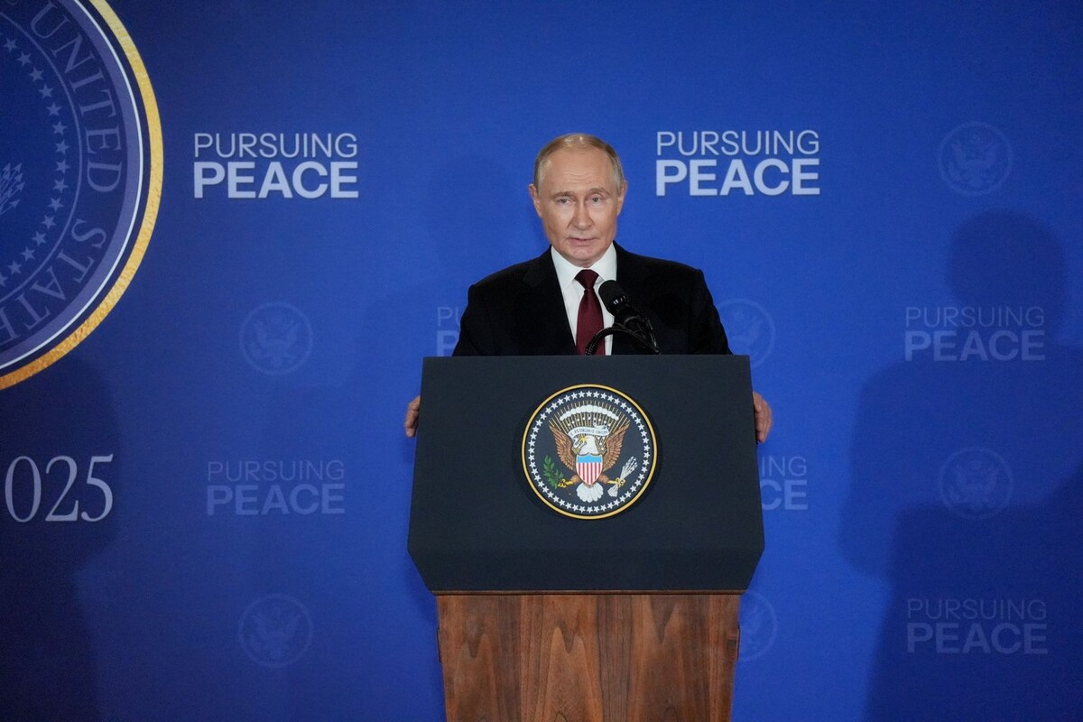    Владимир Путин во время совместной с президентом США Дональдом Трампом пресс-конференции по итогам переговоров на Аляске / Источник: © ИЗВЕСТИЯ/Андрей Эрштрем