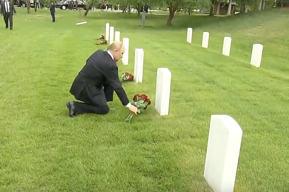    Владимир Путин возлагает цветы к могилам советских воинов на Аляске. Кадр из видео