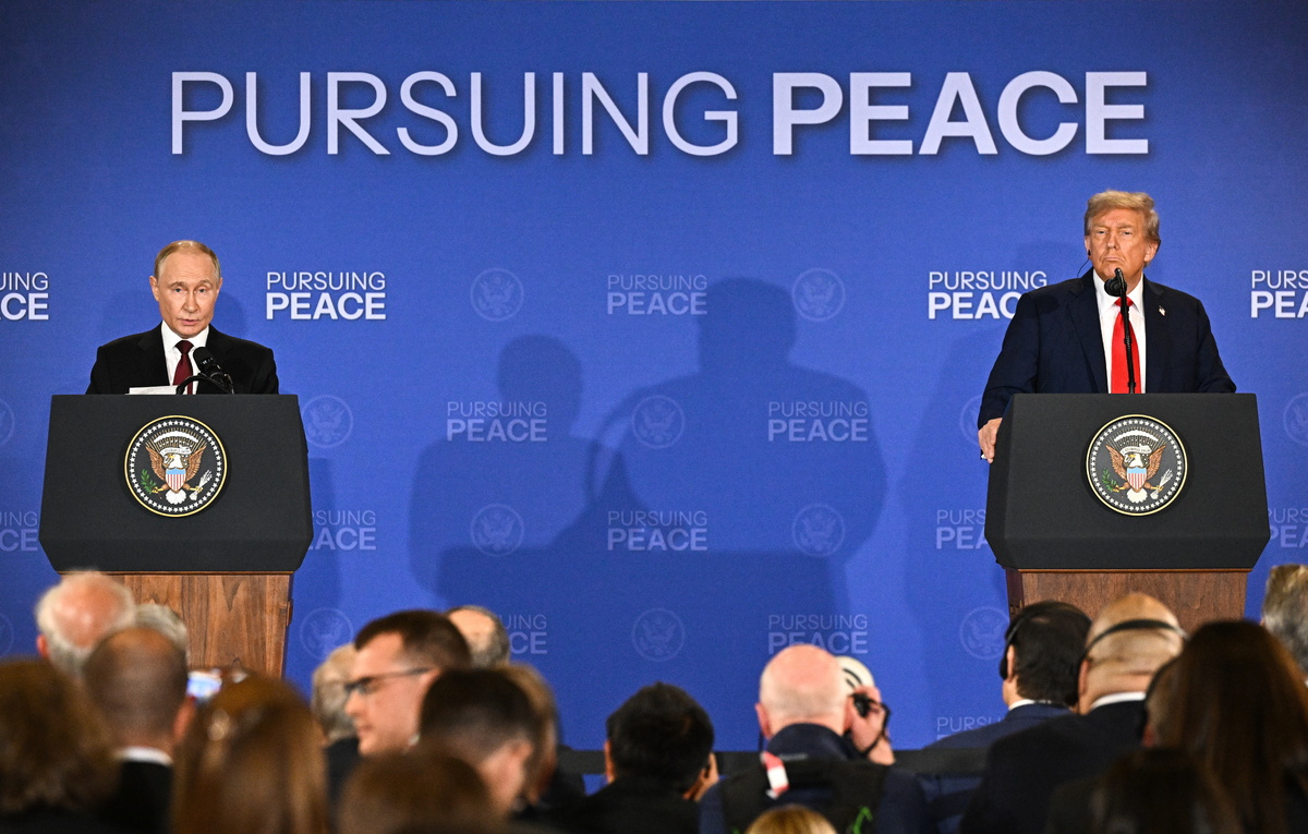    Президент России Владимир Путин и президент США Дональд Трамп  Сергей Бобылев/POOL/ТАСС