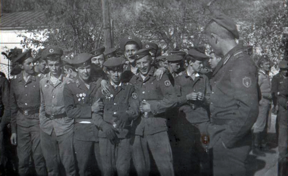 Фергана. Весна 1979 года. Выходной день. 3-я рота вышла на построение из столовой части после приема пищи. Форма смешанная, ибо часть роты перед самым обедом вернулась из города. Автор крайний справа на переднем плане.