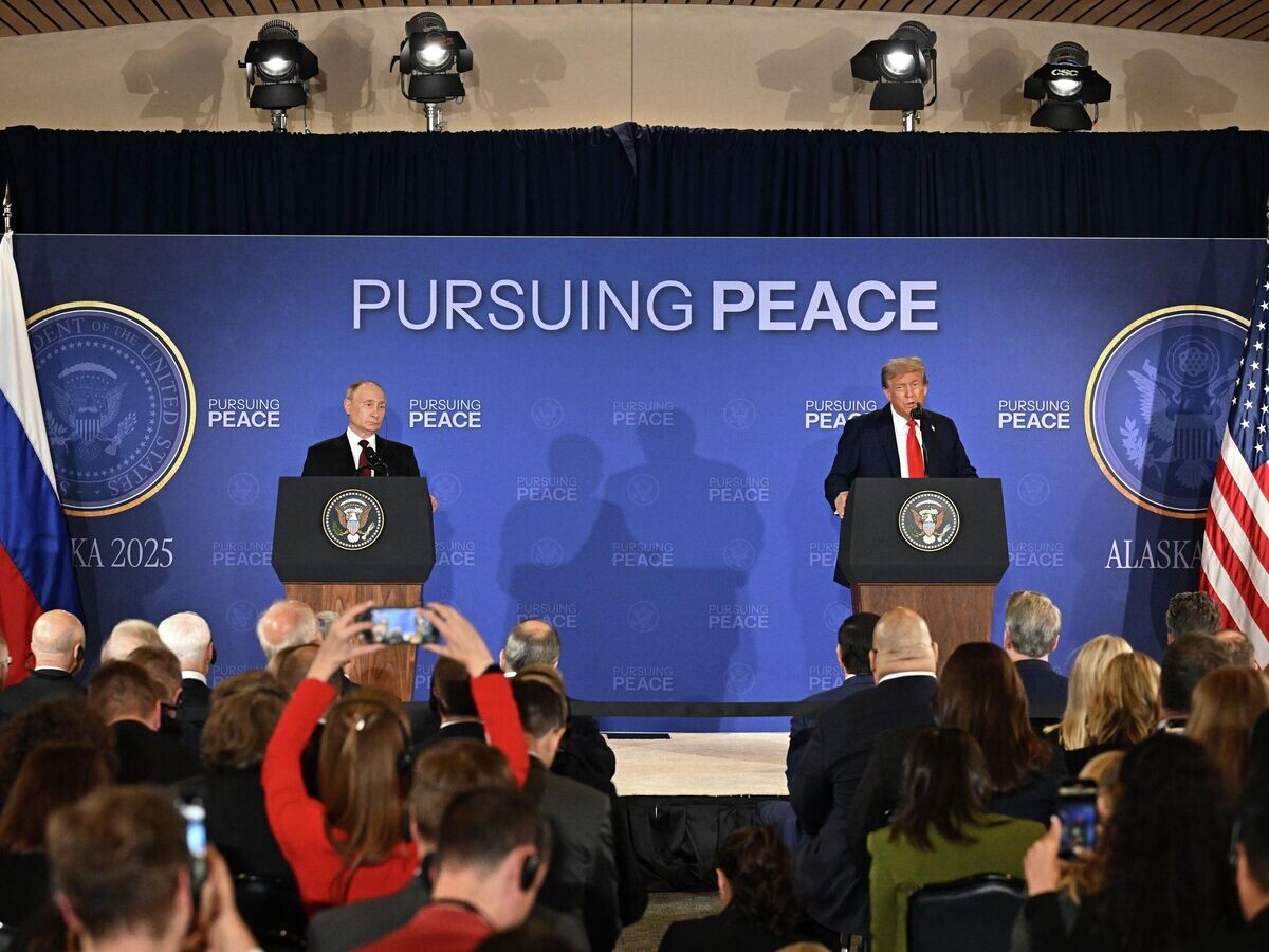    Президент РФ Владимир Путин и президент США Дональд Трамп во время пресс-конференции по итогам переговоров на Аляске© РИА Новости / Сергей Бобылев