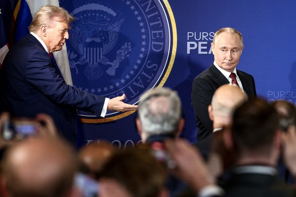    Владимир Путин и президент США Дональд Трамп перед началом пресс-конференции по итогам встречи на Аляске. Фото: Сергей Булкин/ТАСС