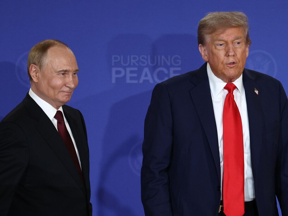    Президент РФ Владимир Путин и президент США Дональд Трамп (справа) на совместной пресс-конференции по итогам переговоров на Аляске© РИА Новости / POOL