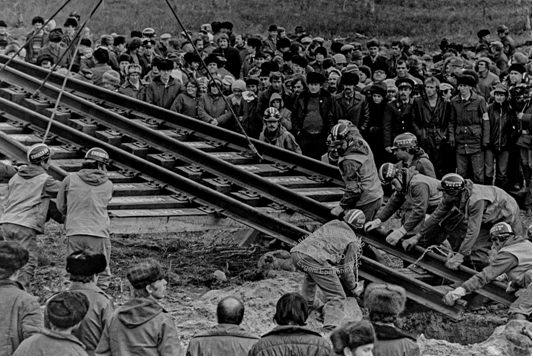 Укладка последнего звена  на разъезде Балбухта    29.09.84.