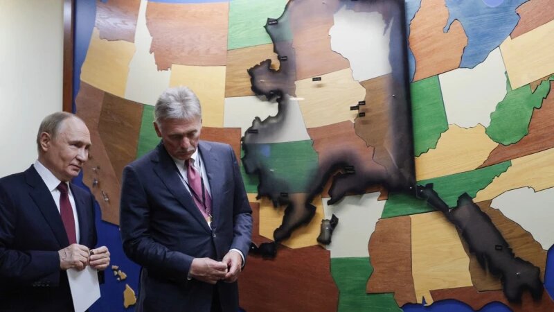     Владимир Путин и Дмитрий Песков Официальный сайт президента России