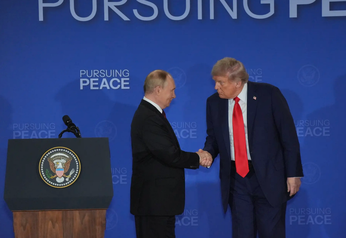    Владимир Путин и президент США Дональд Трамп во время пресс-конференции по итогам переговоров на Аляске / Источник: © ИЗВЕСТИЯ/Андрей Эрштрем