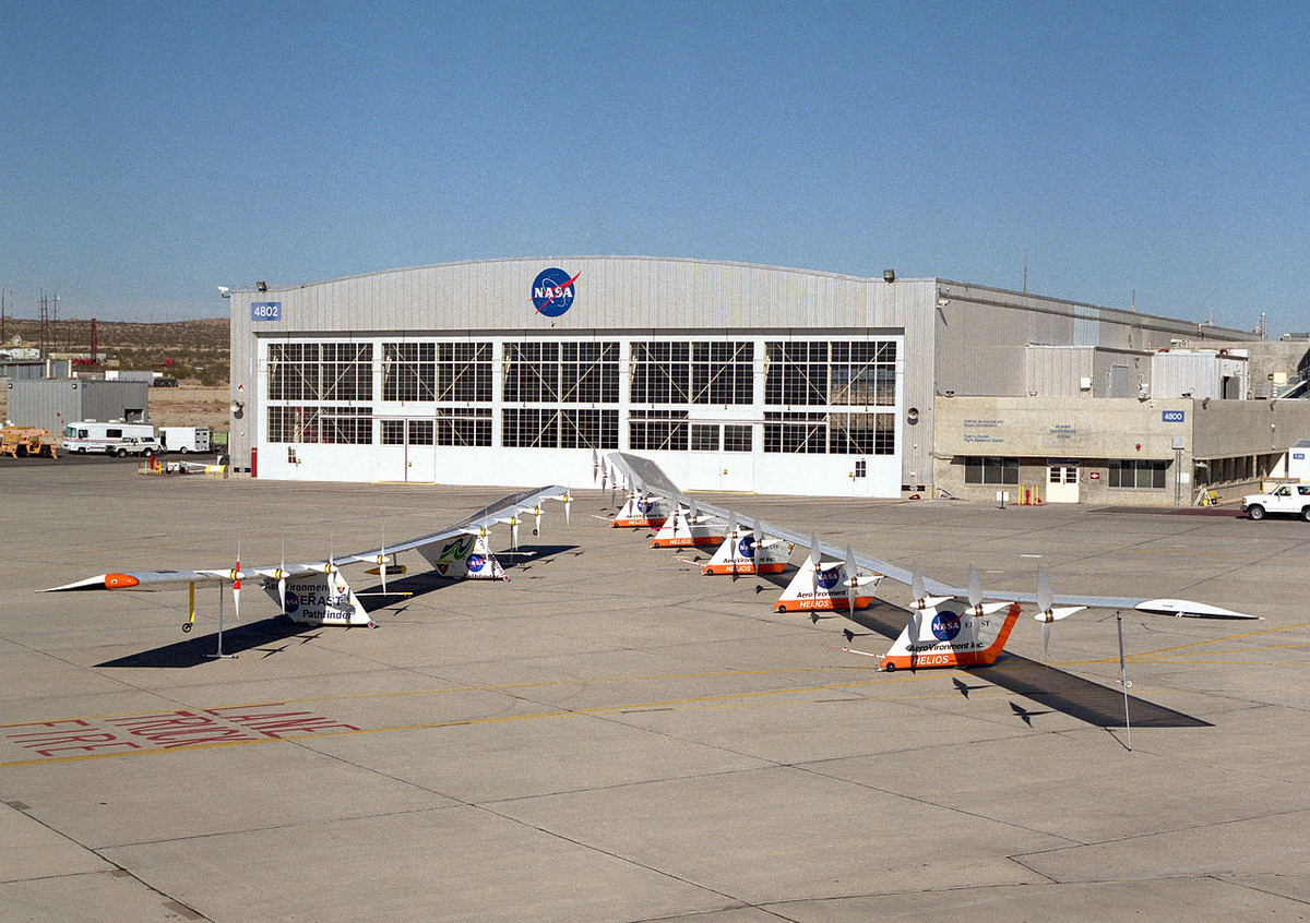 Pathfinder Plus (слева) и Helios (справа) на лётном поле исследовательского центра им. Драйдена