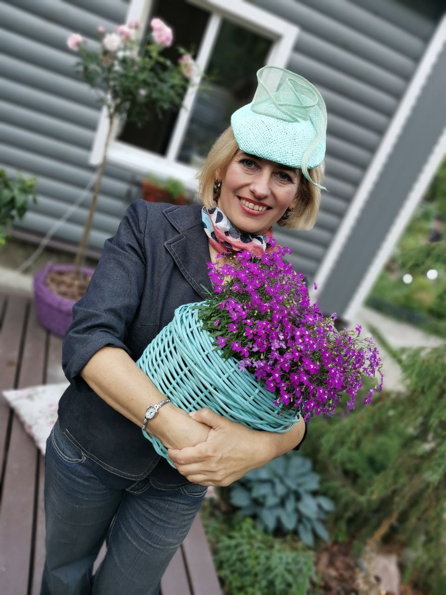 Тот самый день, когда я пообещала Лиде Бондаревой приехать снимать ее коллекцию на Конкурс Шляп Шапо в Гостиный двор. Я ещё не знала, что через неделю моя жизнь изменится. Я работаю менеджером в крупной компании, продаю кашпо и 2 года плету кашпо как хобби. У меня давно нет шляп в гардеробе, нет красивой одежды, я-менеджер. Фото Лидия Бондарева