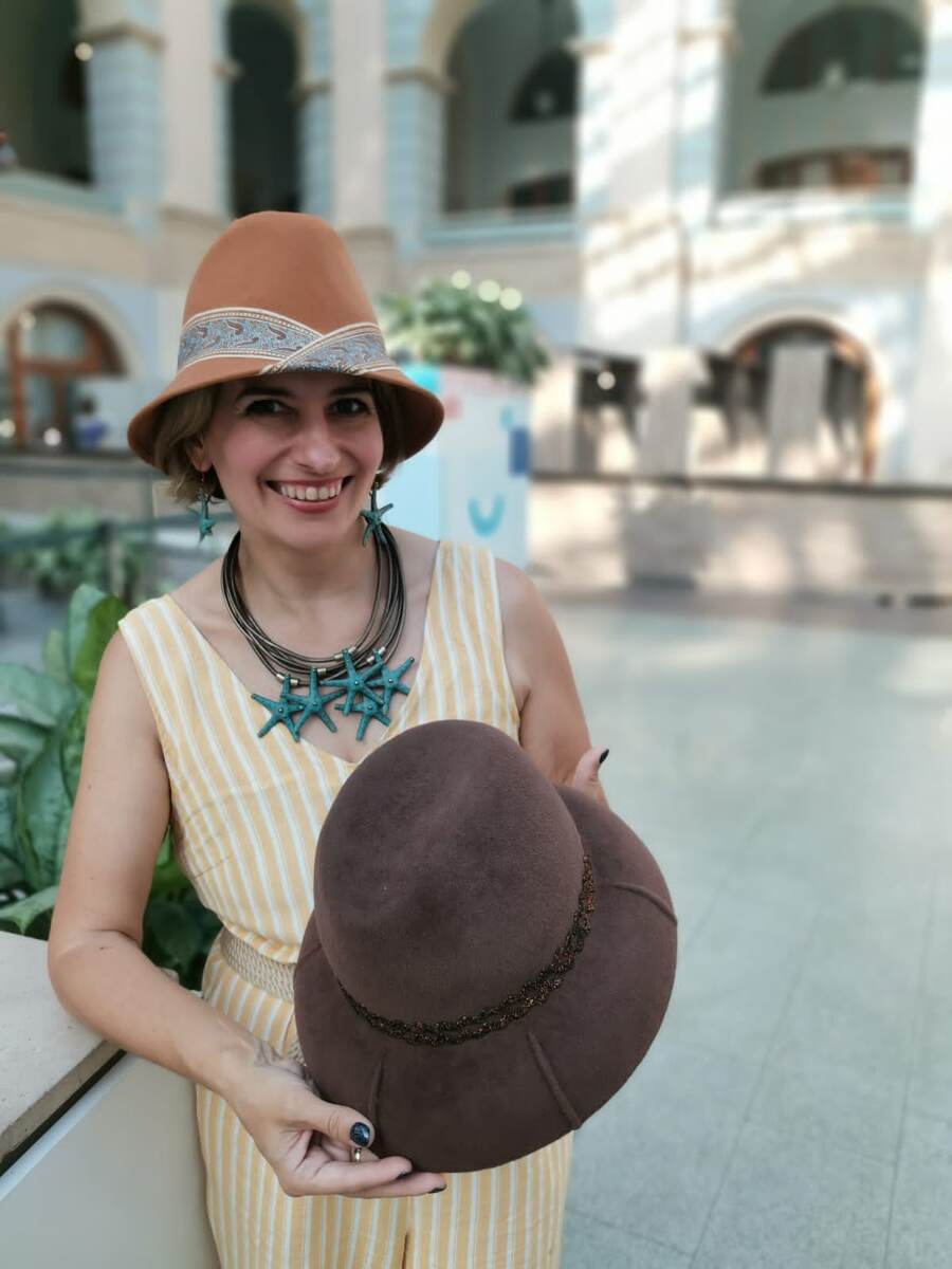 В любой непонятной ситуации надо начинать мерить шляпы. У женщин все проблемы сразу из головы перескакивают в изящную шляпку. На фото я со шляпками Лидии Бондаревой