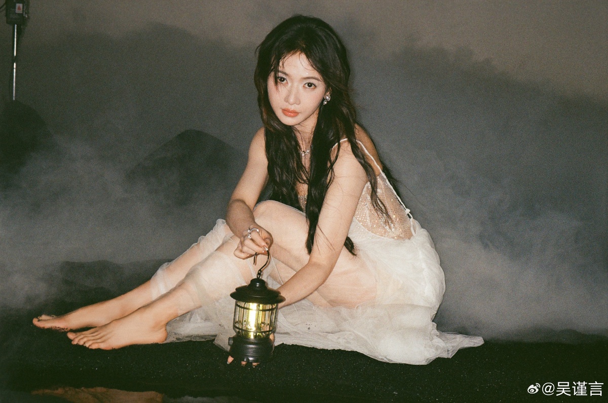 Фото ко дню рождения актрисы У Цзиньянь.