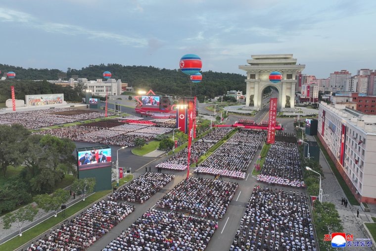 
На такое значимое событие в стране собрались тысячи людей
Фото:KCNA/EPA/KCNA/ТАСС