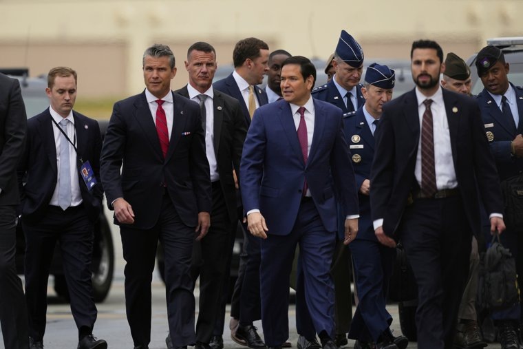 Министр обороны США Пит Хегсет (второй слева) и госсекретарь США Марко Рубио (в центре) во время прилета на военную объединенную базу Эльмендорф — Ричардсон, где проходит саммит президентов РФ и США Владимира Путина и Дональда Трампа
Фото: Julia Demaree Nikhinson/AP/TASS