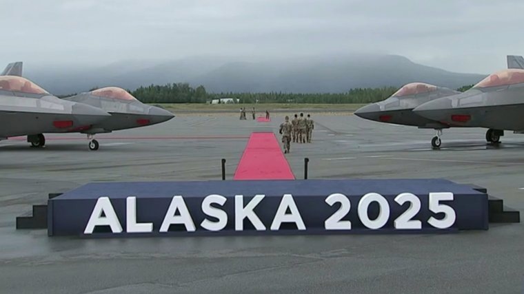 
Истребители пятого поколения F-22 на аэродроме базы Элмендорф-Ричардсон в Анкоридже
Фото:РИА Новости