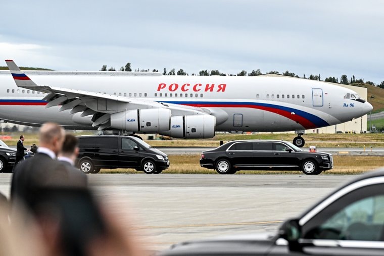 Самолет Ил-96 специального летного отряда «Россия», на котором президент России Владимир Путин прибыл в аэропорт Анкориджа
Фото:Сергей Бобылев/POOL/ТАСС