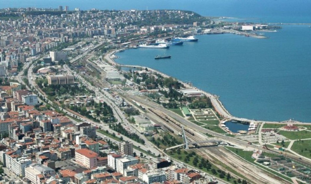 Самсун - крупный портовый город. 