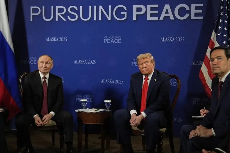  CNN сообщил, что фон встречи Путина и Трампа несет в себе миролюбивое послание
Фото: Julia Demaree Nikhinson/AP/TASS