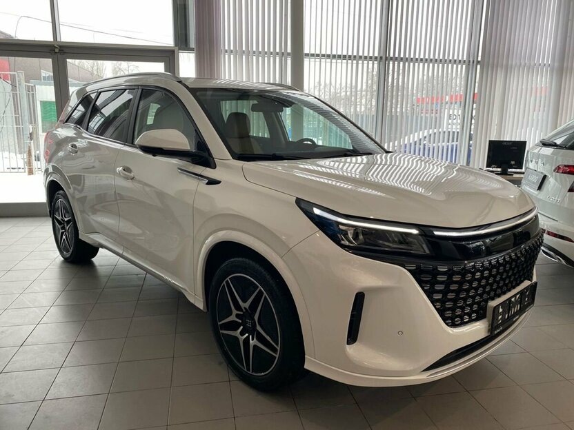 Российский гибридный кроссовер, за который не стыдно. Источник иллюстрации - auto.ru