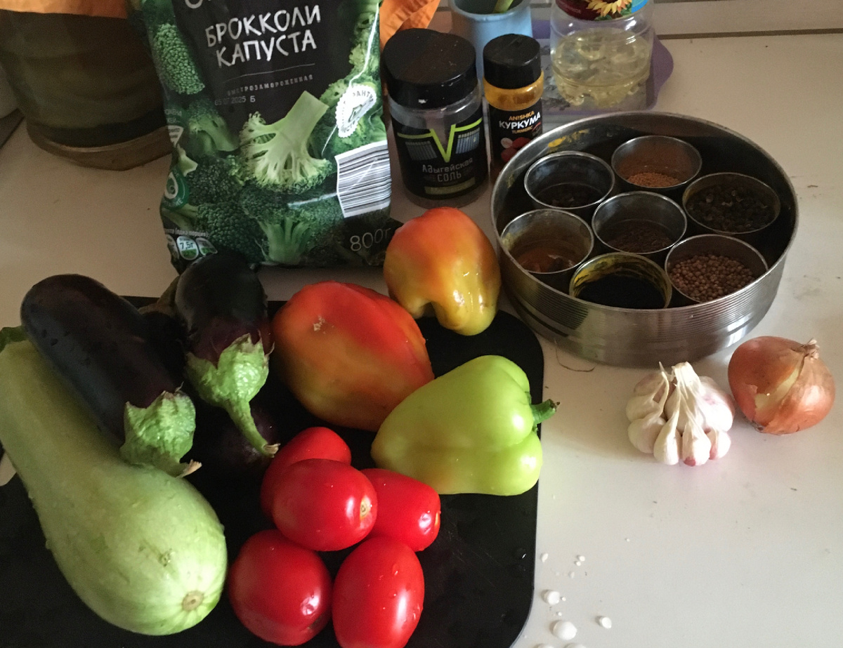 В этот раз делаю без моркови, картофеля и сельдерея. Летнее рагу будет.)