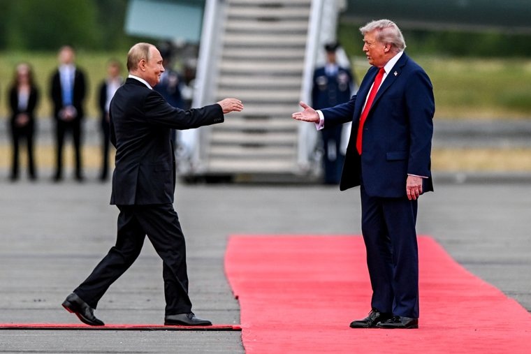 Как только самолет с Путиным прибыл на Аляску, от него образовалась красная дорожка, ведущая к месту встречи
Фото:Сергей Бобылев/POOL/ТАСС