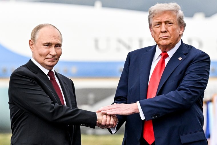 Президенты в первые минуты обменялись рукопожатиями
Фото:Сергей Бобылев/POOL/ТАСС