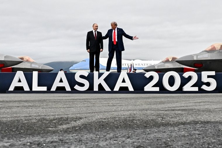 И встали на фоне истребителей
Фото:Сергей Бобылев/POOL/ТАСС