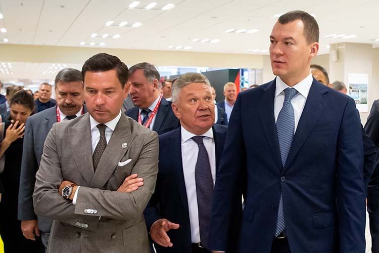    Муссируются слухи о возможном уходе министра спорта РТ Владимира Леонова. Он один из старожилов правительства, но на фоне сложных отношений с федеральным министром Михаилом Дегтяревым якобы в Москве могут воспользоваться моментом и пролоббировать смену профильного министра в Татарстане.   
Фото: minsport.tatarstan.ru