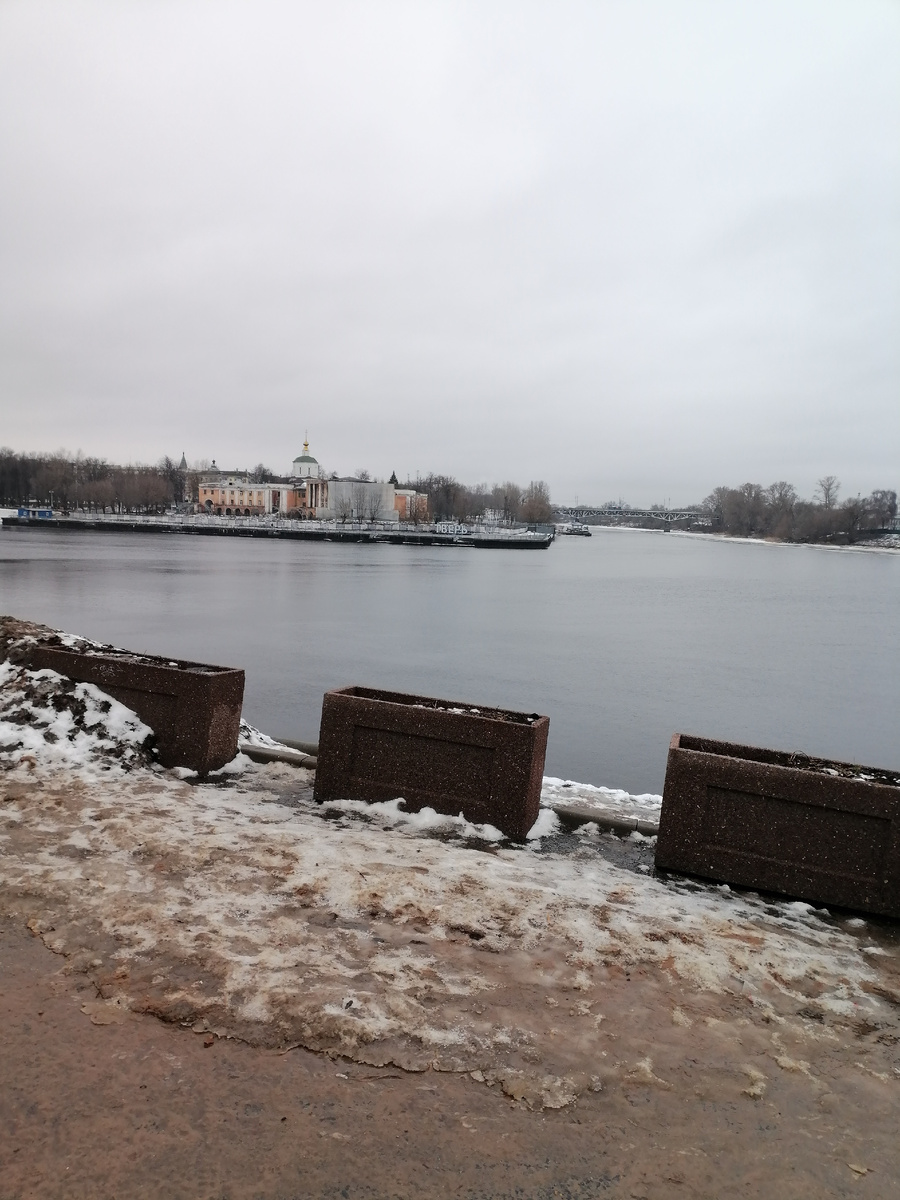 Построен Речной вокзал на месте Отроч монастыря (о монастыре будут отдельные публикации); находится на левом берегу Волги при слиянии Волги с Тверцой в Заволжском районе (г. Тверь, наб. Афанасия Никитина, 3)