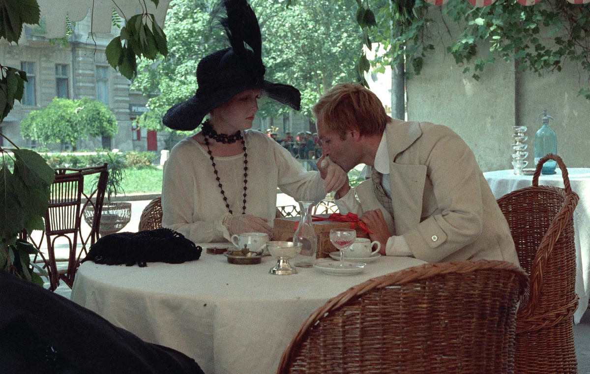 Кадр из фильма "Раба любви"