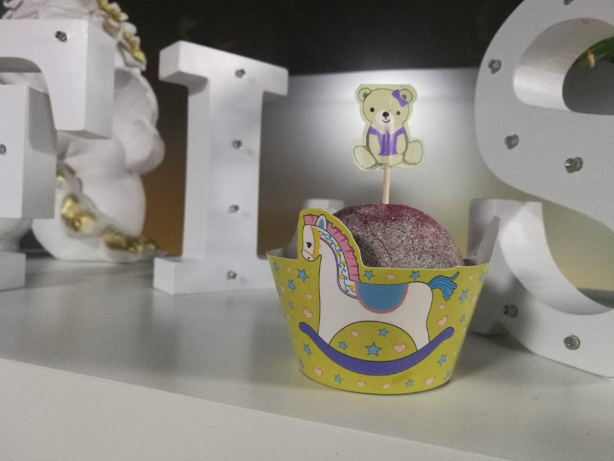 Я упаковывала бомбочки в упаковку для кексиков.