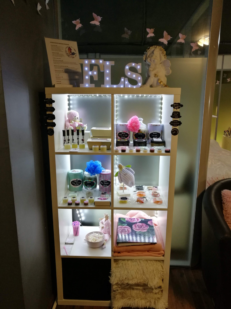 Так выглядела витрина с косметикой ручной работы.