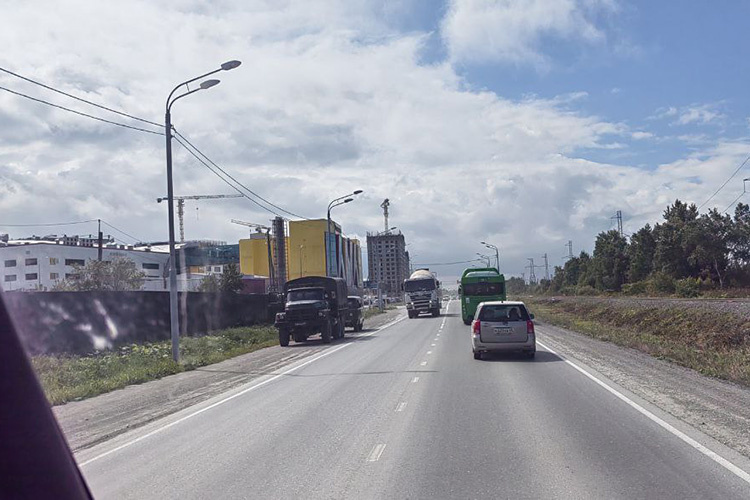    На Сахалине, кажется, нечего делать без колес. Сели в машину и решили поехать в сторону Охотского — это населенный пункт на побережье Охотского моря