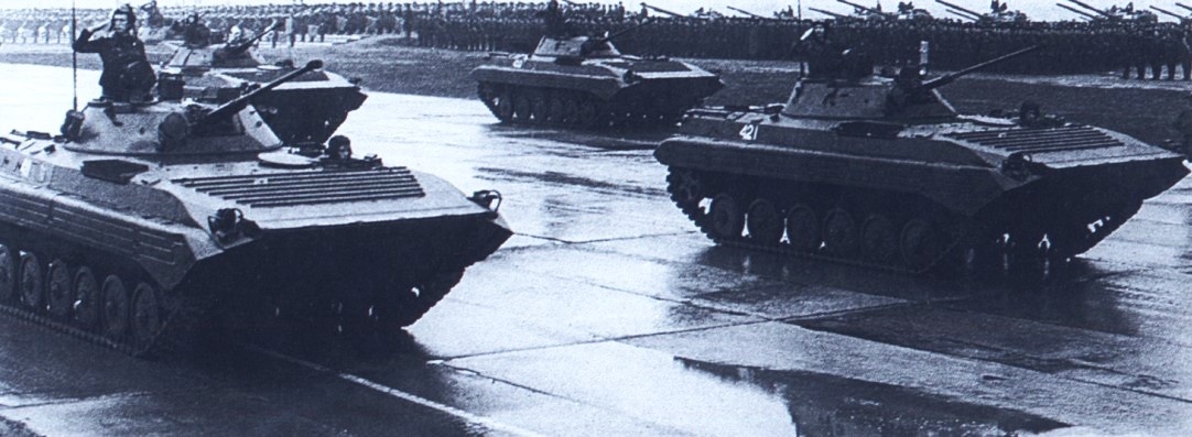 БМП-2 на Параде по случаю окончания учений "ЗАПАД-81" на всех машинах отсутствует противонейтронный надбой, а у трех из четырех- дымовые гранатометы системы "Туча".