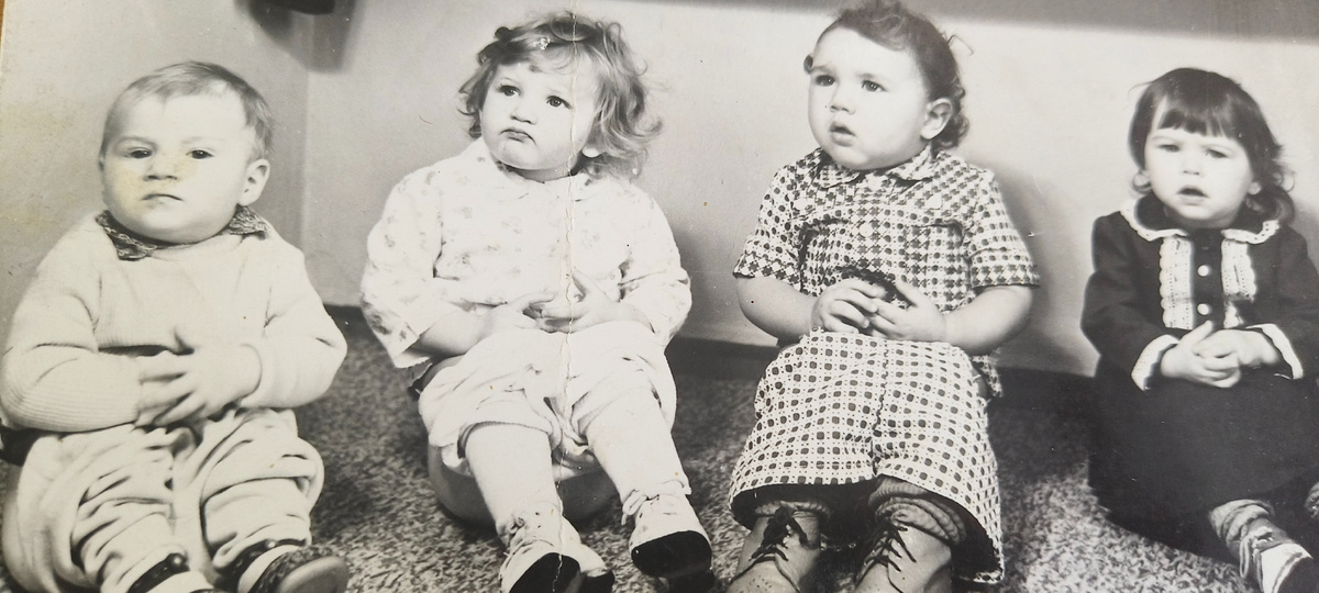 Мой братик, крайний слева, в яслях) таким он попал на Командоры. За выражение лица его называли "дилехтор")